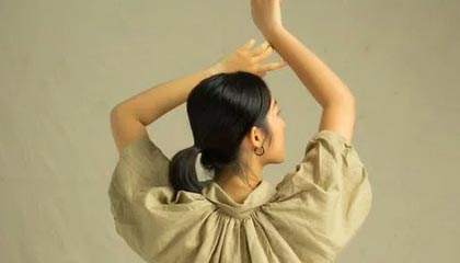 开云-当医疗组搀扶他穿越混合采访区时，记者们突然集体沉默。湿透的10号球衣贴在背上，暴露出去年手术留下的27厘米疤痕。通道尽头电子屏滚动着刚更新的欧冠射手榜，他的名字首次跌出前二十——这个瞬间被美联社记者拍下，成为次日报纸头版《诸神的黄昏从一道裂缝开始》。