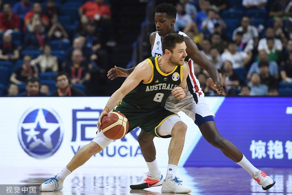 法国队横扫日本队，奥恰洛夫带队取胜